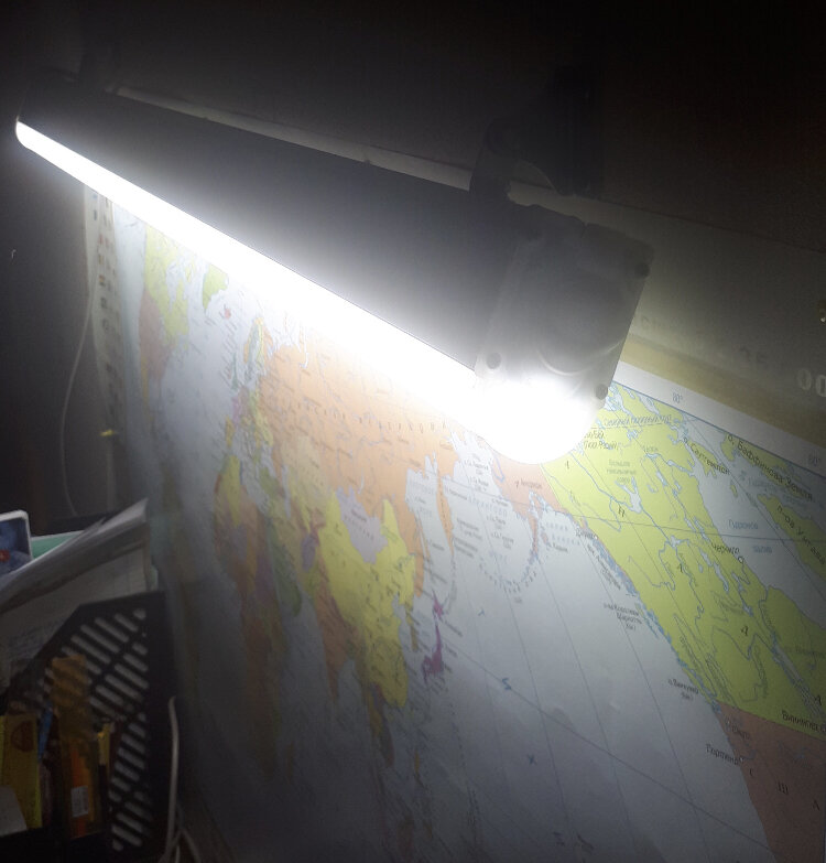 Светильник над картой мира