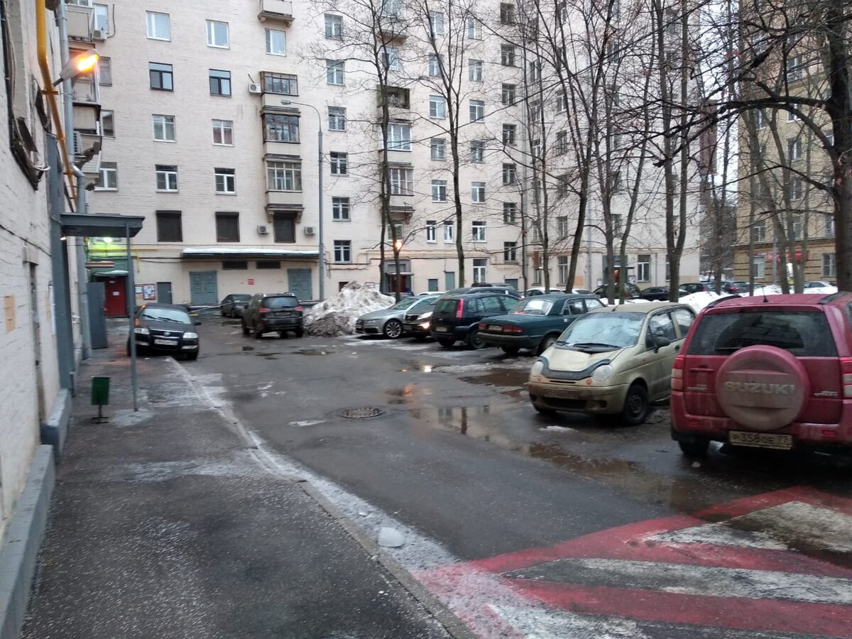 воон золотистый Матиз, это он. Вот там и стоял, когда сосулька грохнулась.