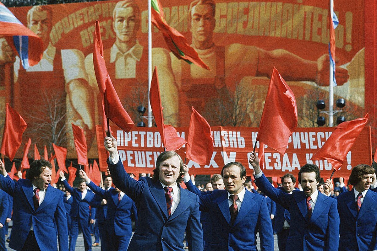 1 мая трудящиеся. Советская демонстрация. День международной солидарности трудящихся СССР. Международный праздник трудящихся. Демонстрация трудящихся.