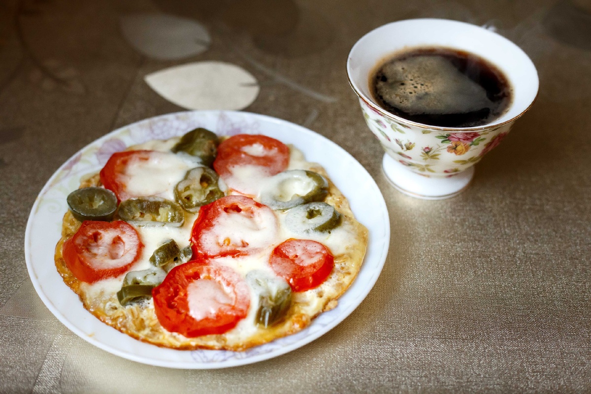 Для основы: Овсяные хлопья 20 гр., яйцо 1 шт. Для начинки : помидор 50 гр., моцарелла 50 гр., перец халапеньо 20 гр. ( если не любите острое, то можете заменить на соленый или маринованный огурец)