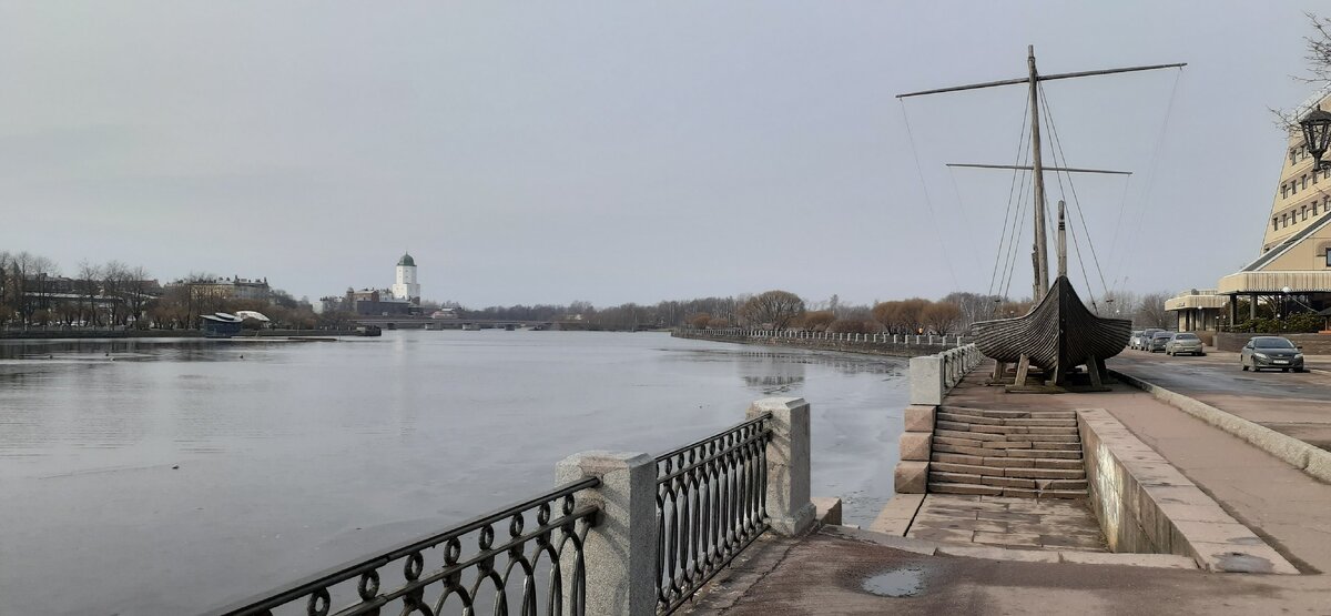 Вид на Северную бухту. Возникает непреодолимое желание доплыть на ладье к башне св. Олафа.