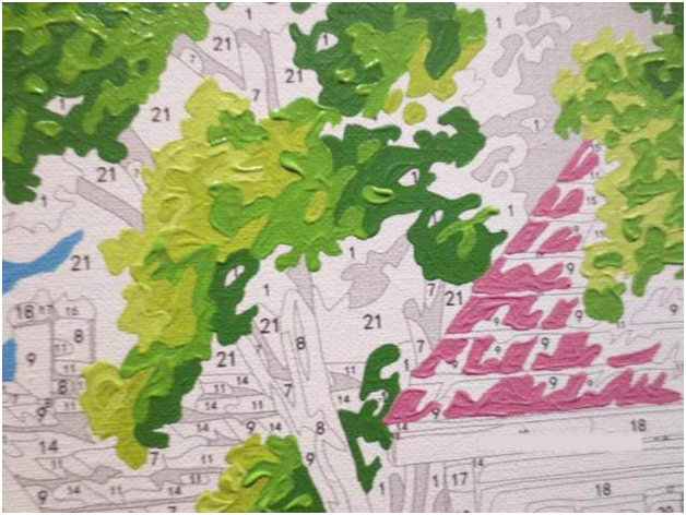 Живопись по номерам – это специальные наборы для раскраски на холсте самых разных рисунков. Само слово «живопись» означает искусство и умение людей изображать пейзажи, портреты и различные предметы с помощью красок. История живописи начинается с первобытных времен, когда человек впервые смог нарисовать что-то красками на твердой поверхности. Первые изображения были сделаны с помощью подручных средств на скалах, и называются они петроглифы. Однако по мере развития человечества развивалась и живопись. И вот теперь даже ребенок может создать настоящий шедевр с помощью наборов для живописи по номерам, которые появились на рынке детских товаров совсем недавно. Но даже за такой короткий срок это занятие стало настоящим увлечением многих миллионов детей и даже их родителей.
Новая техника раскрашивания по номерам помогает детям освоить азы живописи и легко нарисовать даже самые сложные картины. Ведь такой способ росписи не требует специальных художественных навыков, и ребенок сам с легкостью раскрасит все пронумерованные участки. Предназначены такие наборы для детей от 8 лет и включают в себя холст с уже нанесенным рисунком.
Картины бывают на картоне, холсте и на дереве. На картоне раскрашивать легче, краски ложатся ровнее, поэтому новичкам рекомендуют начинать с него. Холст потребует больше слоев краски, но готовые работы больше похожи на картины настоящих художников. Картины на дереве можно порекомендовать тем, кто уже имеет опыт работы с картоном или холстом. Возможно, понадобится нанести несколько слоев краски, чтобы скрыть структуру материала, а также тщательно закрашивать стыки между панелями, из которых сделано панно. Холст может быть натянут на картон или подрамник. Рисунок разбит на множество пронумерованных участков, причем каждая цифра соответствует баночке с краской определенного цвета.
