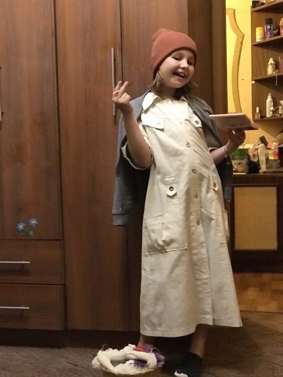 Фото из личного архива. Угадаете  во что играли мои дети, по наряду Полины)