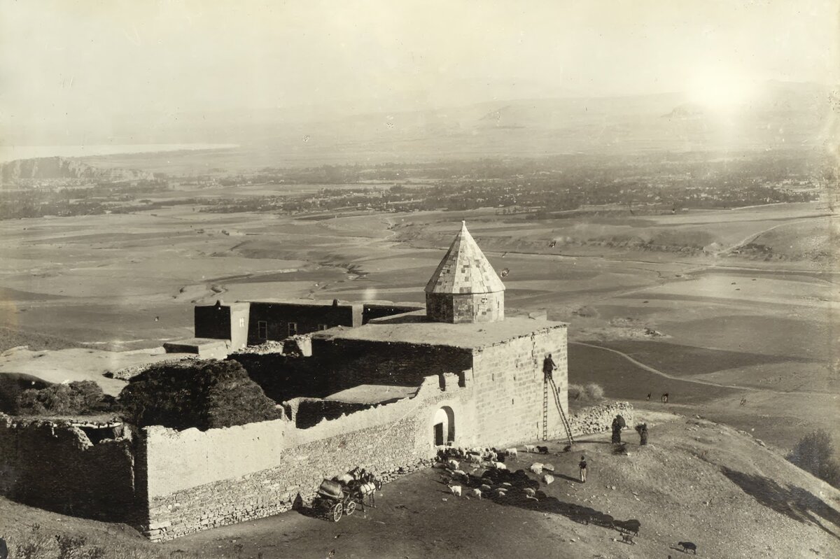 Основателями Армянской церкви принято считать Святых апостолов – Фаддея и Варфоломея, известных как первых просветителей Армении. Миссия Святого Фаддея продолжалась восемь лет (35-43 гг.), а миссия Святого Варфоломея – шестнадцать(44-60 гг.). Священное Предание Армянской церкви гласит, что после Вознесения Христа один из его учеников, Фаддей прибыл в Великую Армению с христианской проповедью. Среди множества обращённых им к новой вере была дочь армянского царя Санатрука – Сандухт. За исповедание христианства апостол вместе с Сандухт и другими новообращёнными приняли по приказу царя мученическую смерть в Шаваршане.