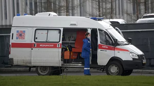 Пациенты научно-клинического центра ФМБА с коронавирусом рассказали Елене Малышевой о своем самочувствии, сообщило РИА Новости со ссылкой на видеоролик телеведущей.В ролике говорится, что пациентов поделили на три группы форме заболевания – пациентам с тяжелым, средним и легким течением болезни надели браслеты красного, желтого и зеленого цвета соответственно.Один из пациентов с желтым браслетом рассказал Малышевой, что он не знает, где заразился коронавирусом. Температура его тела поднялась до 37,1 градуса, и он пошел в поликлинику, где он получил положительный результат теста.Другая пациентка с тяжелой формой заболевания попала в медучреждение из-за проблем с дыханием."Дышать перестала и все, вызвали врача, привезли сюда", – рассказала она, уточнив, что сейчас чувствует себя лучше.Пациентка 72-лет с зеленым браслетом в свою очередь, рассказала, что у нее неделю держалась температура 37,2. Утром, по ее словам, все было хорошо, а после обеда температура становилась выше.При этом у мужчины средних лет, который дал комментарий Малышевой, была высокая температура. Он считает, что мог заразиться коронавирусом во время похода в магазин. 