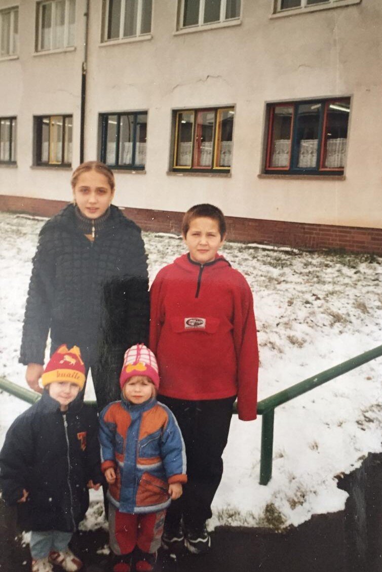 Фото сделано в лагере для беженцев, мы и слева маленькая девочка из Чечни (ее родители тоже приехали в поисках политического убежища)