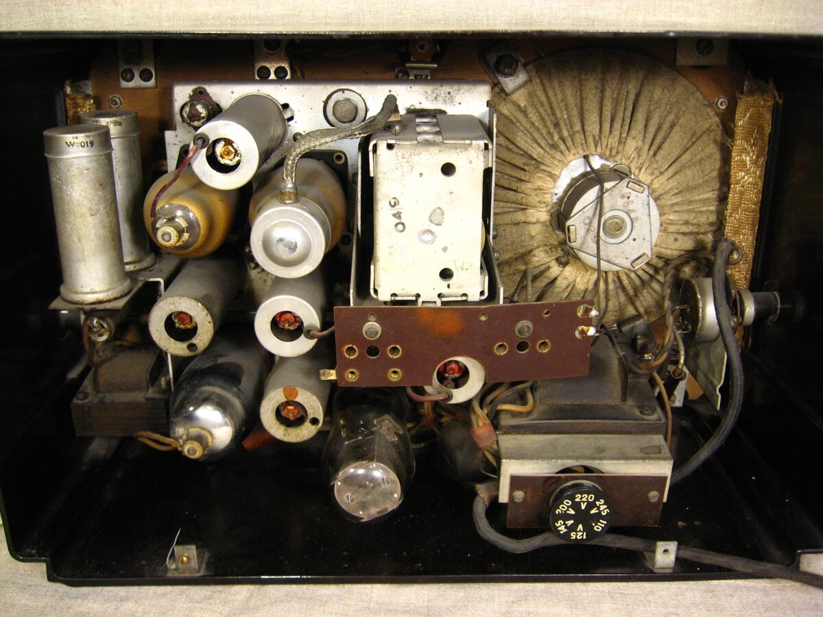 Philips 4-39A. Вид со снятой задней стенкой.