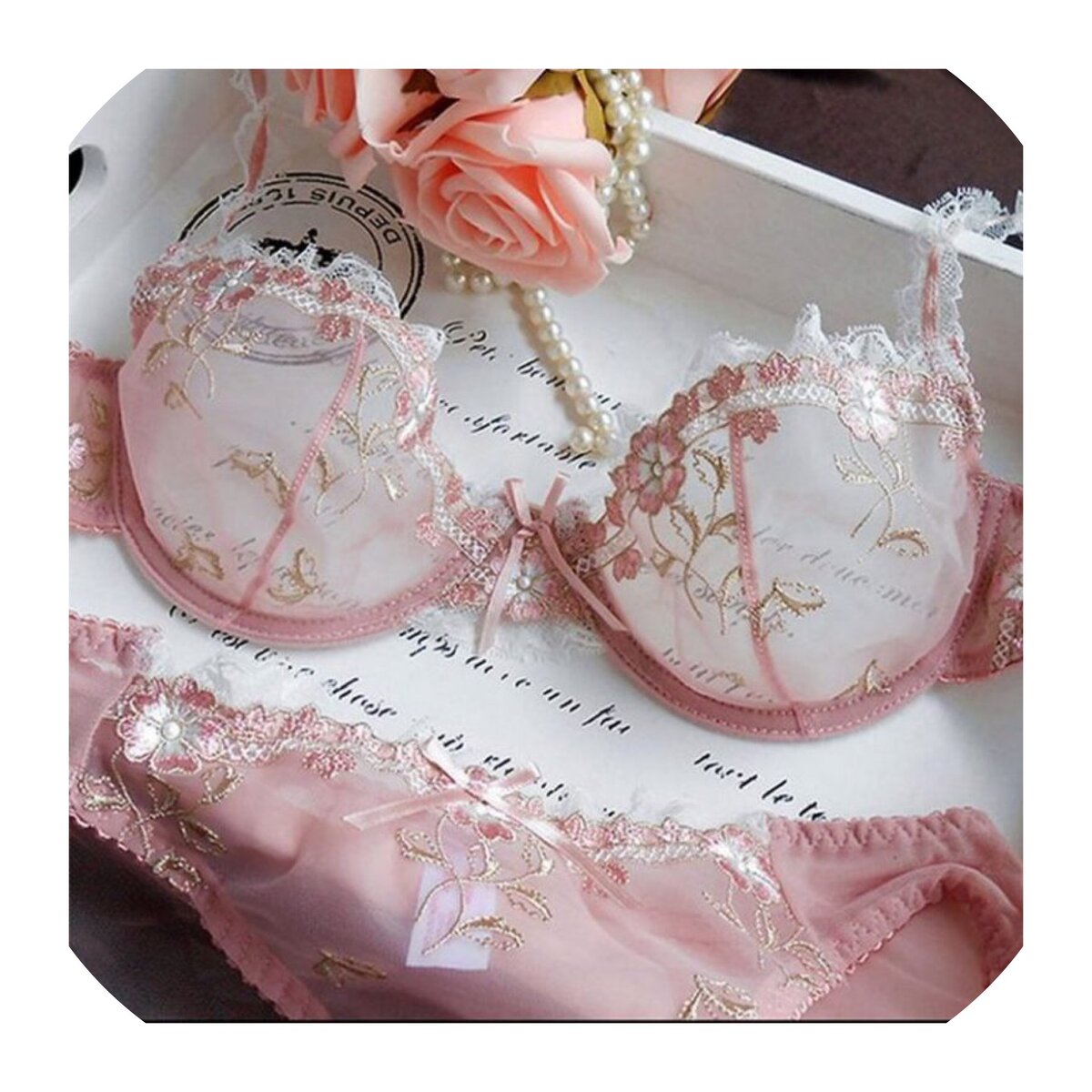 Нижнее белье в нежных оттенках.