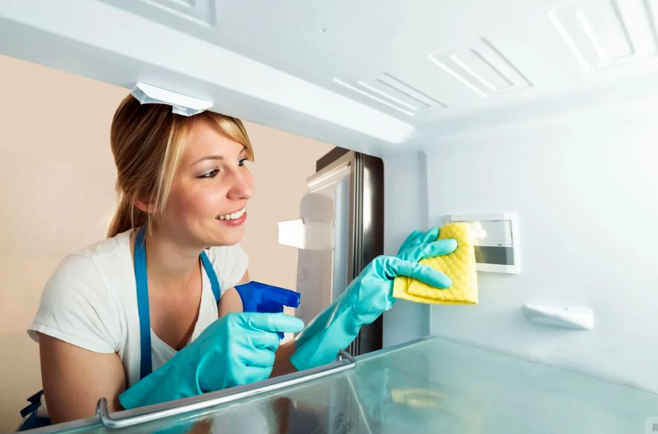 Чем помыть холодильник