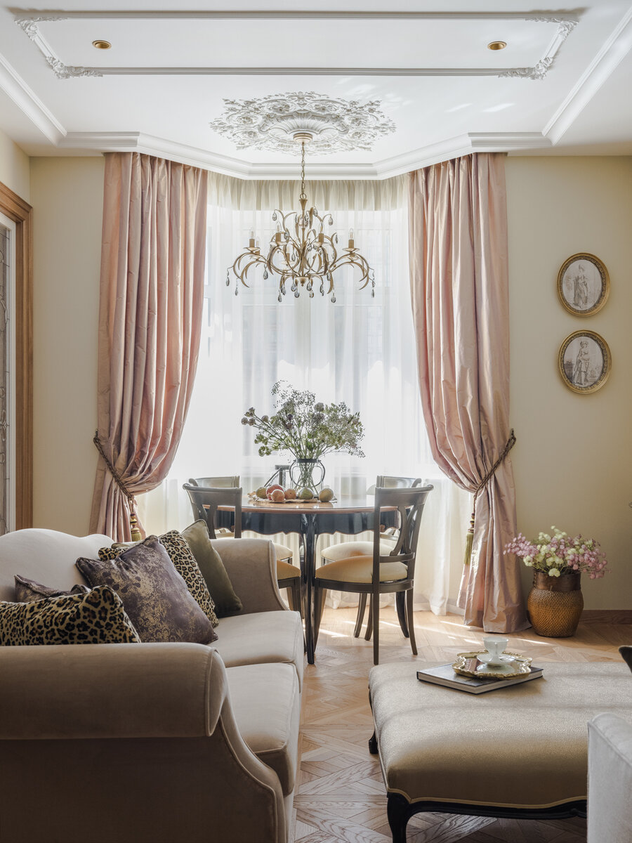 Гостиная объединена со столовой и исполнена в духе классических традиций. Дизайнер Ольга Глазунова, фотограф Дина Александрова
