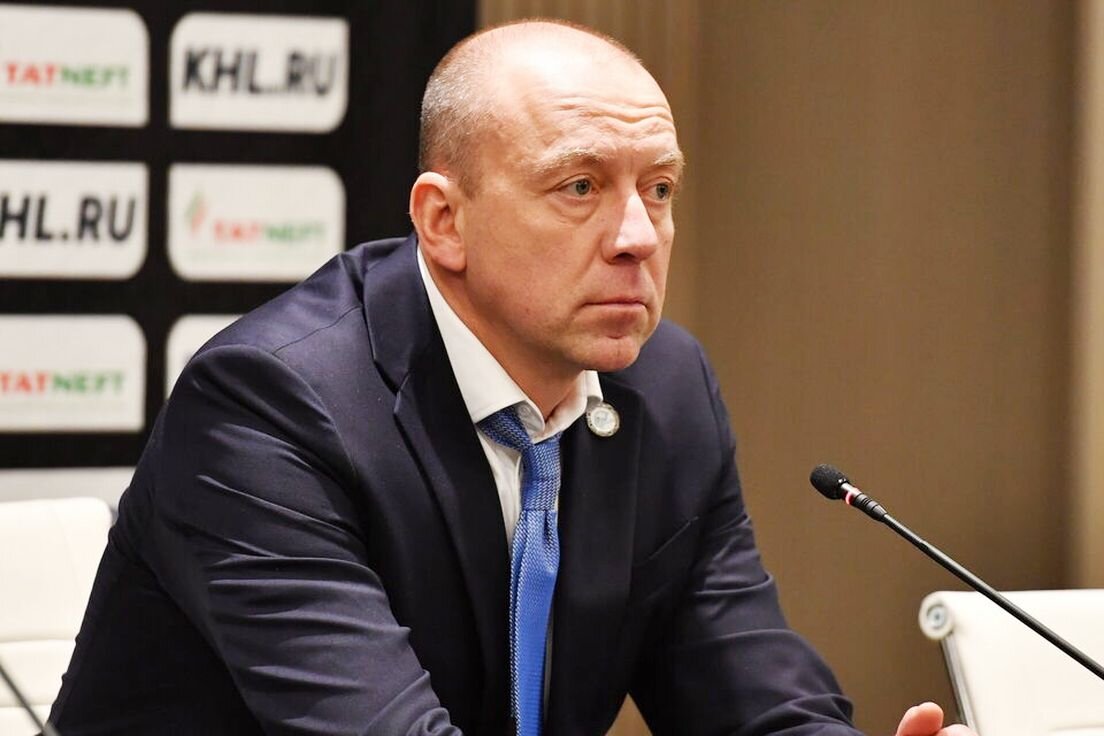 Ранее он тренировал "Сибирь"  и его команда играла в финале и  полуфинале своего дивизиона. 