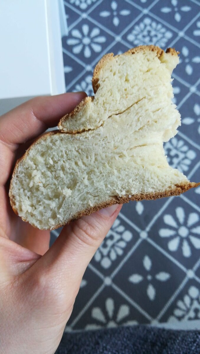 Она сама испекла, хозяюшка.