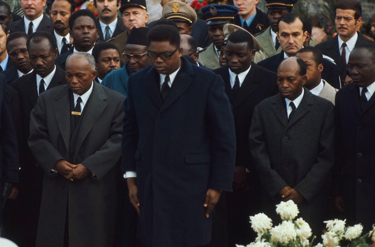 Фото с похорон де Голля на деревенском кладбище Коломбэ-ле-дёз-Эглиз