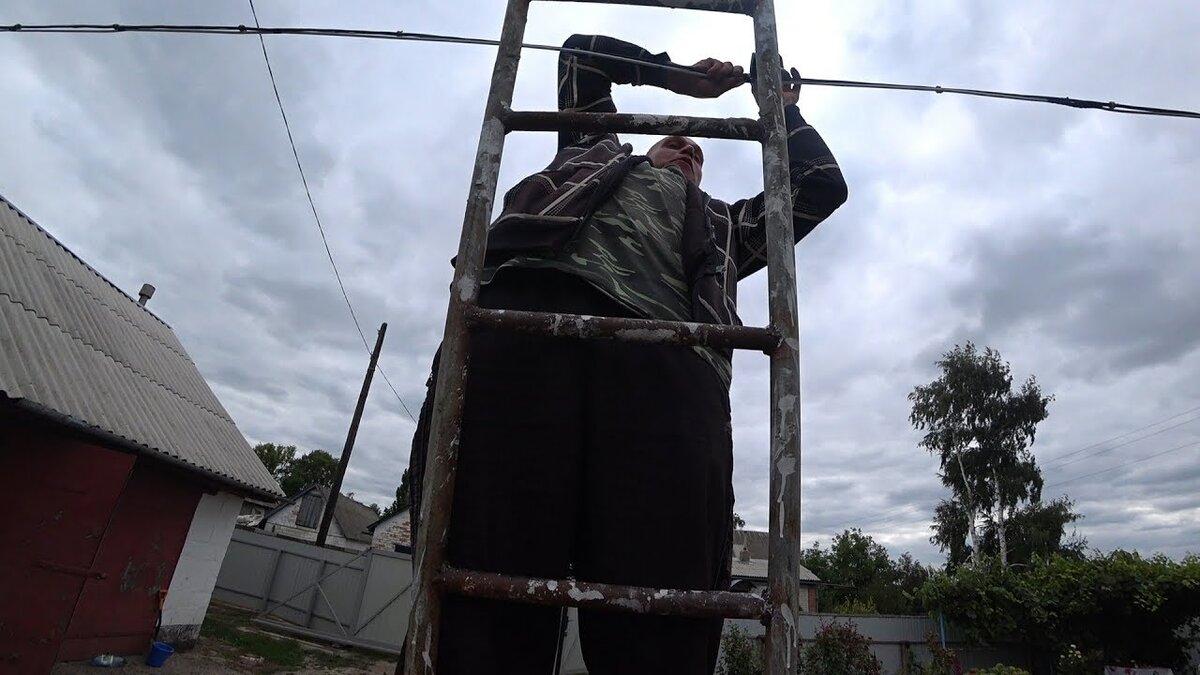 Рисунок 1: Контакт с проводником под высоким напряжением приводит к резкому сокращению мышц