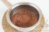 В кастрюлю налейте воду, всыпьте сахар, ванильный сахар и какао.