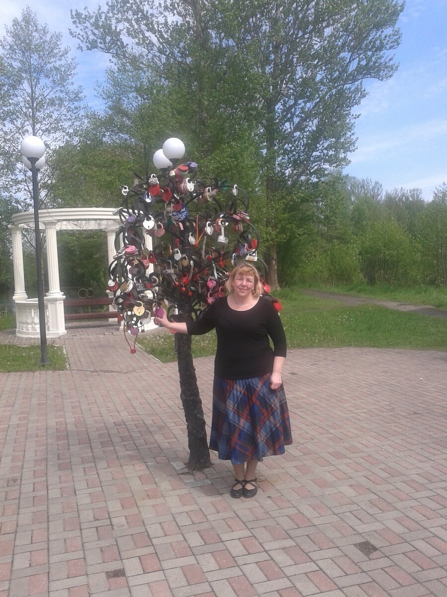 Дерево желаний у озера