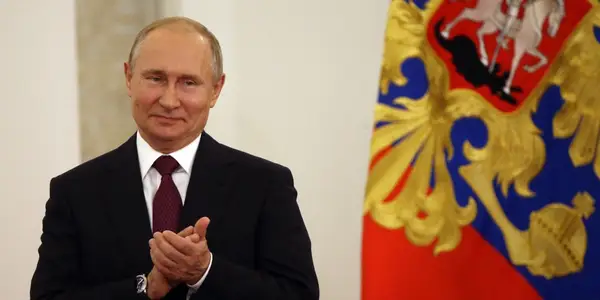 "Гол, гол, гол! Мы выиграли гонку! Гол, гол, гол! Россия - чемпионка..."
