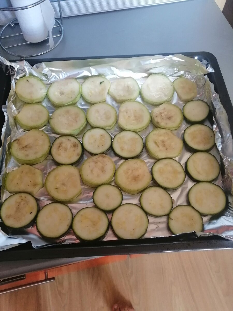 Кабачок нарезаем колечками, солим и перчим