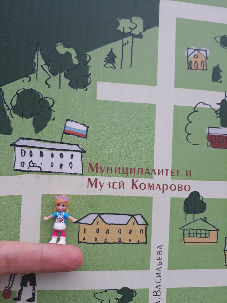Миниатюрная куколка Polly Pocket из игрового набора "Грузовик с мороженым" / Фотографии из личного архива автора 