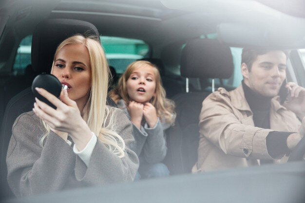 https://image.freepik.com/free-photo/woman-doing-makeup-look-at-mirror-sitting-in-car_171337-5392.jpg