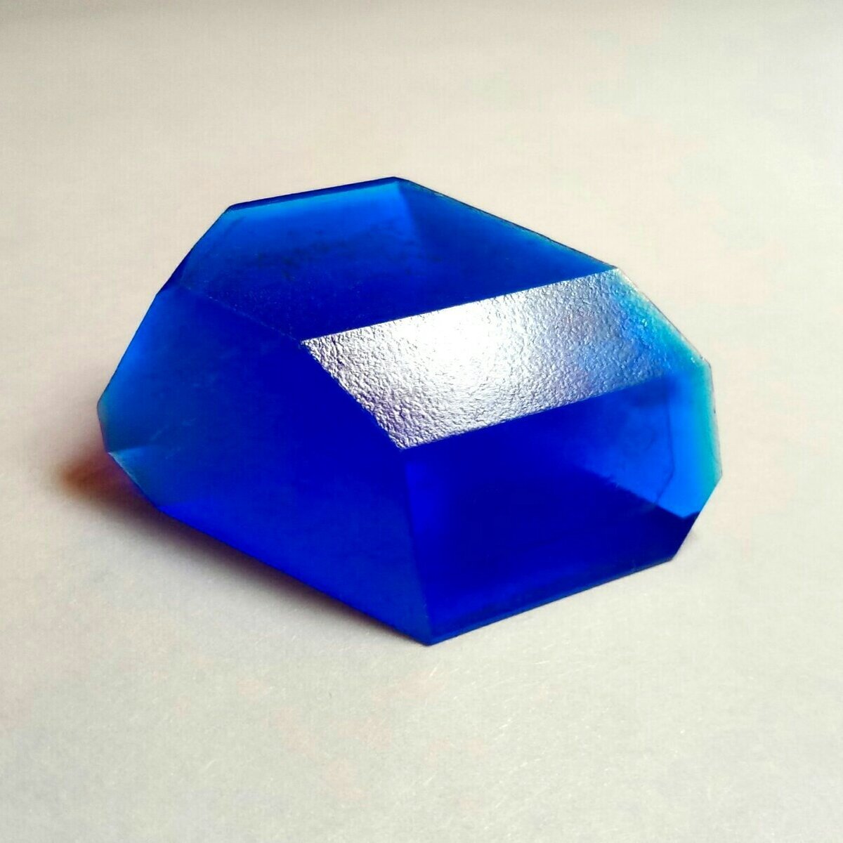 Кристаллические тела монокристаллы. Монокристалл это. Монокристаллические тела. Свойства монокристаллов и поликристаллов. Монокристалл это.