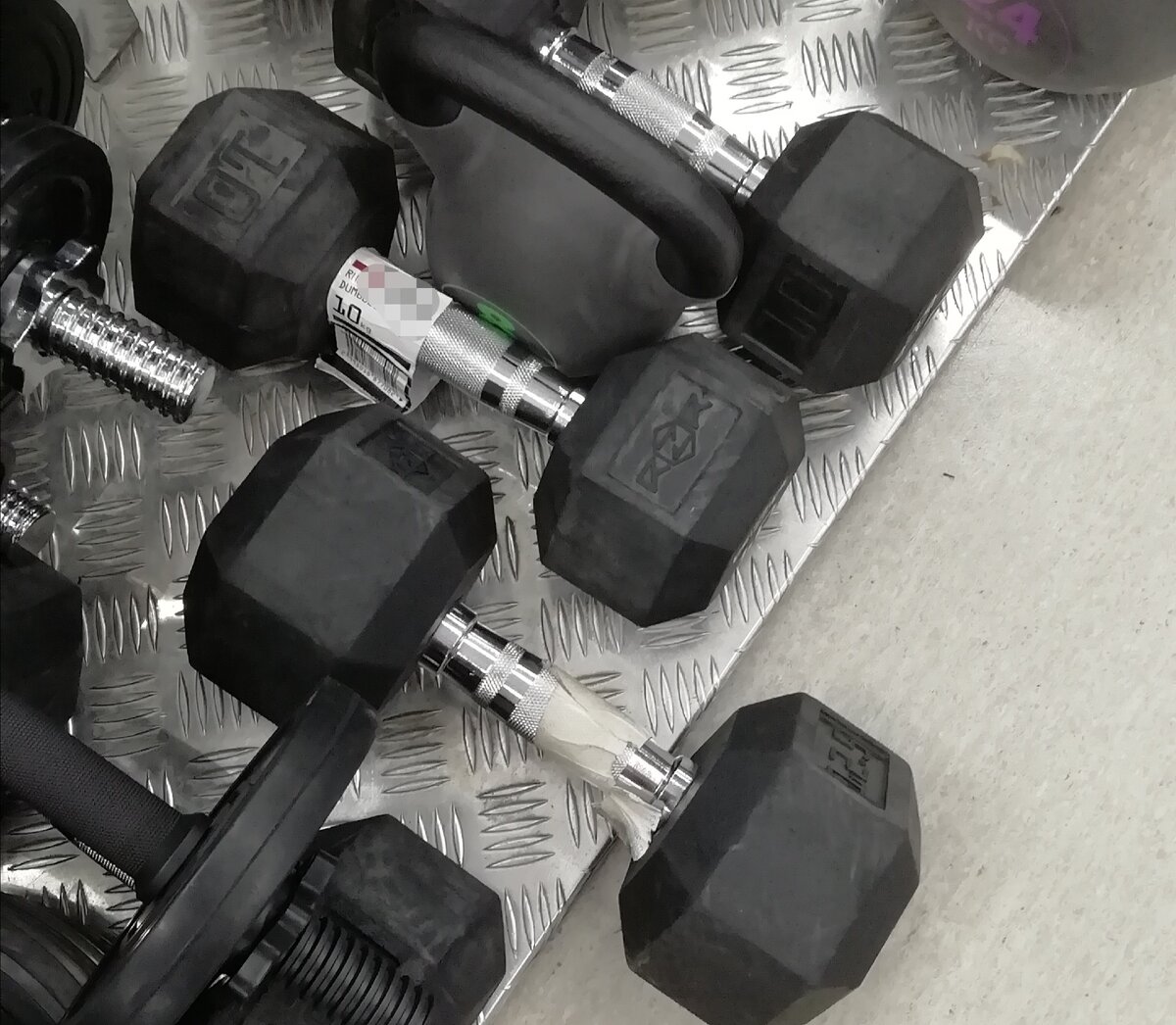 Гантели по 10 кг. Вот в половину меньше снаряды летали. 
