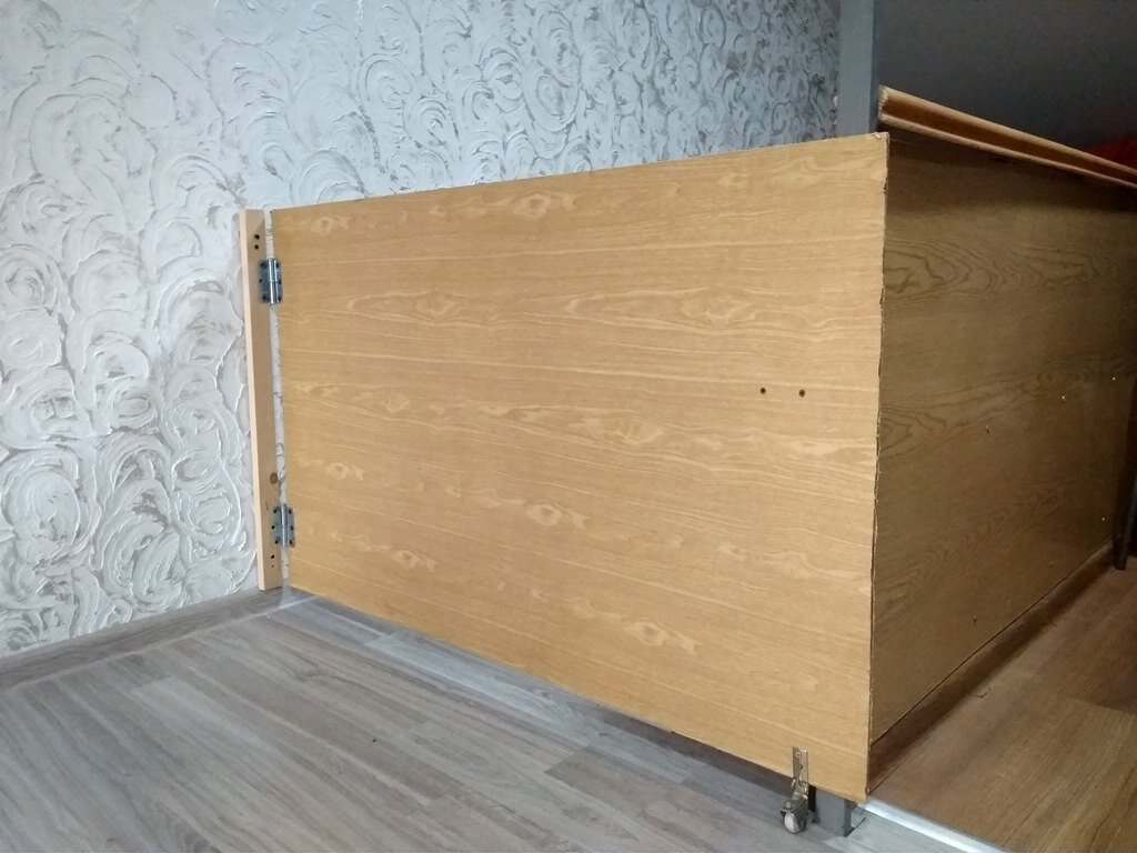 В проеме выхода на лестницу со 2 этажа соорудил калитку своими руками из того, что было под рукой: куска ДВП