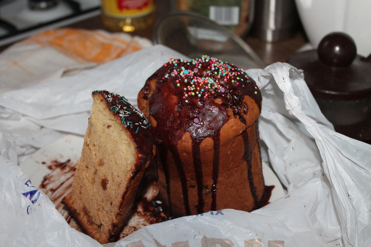 На фото: Пасхальные куличики. Очень люблю их выпекать! Пеку штук 10-15. Маме, бабушке, свекрови и нам.