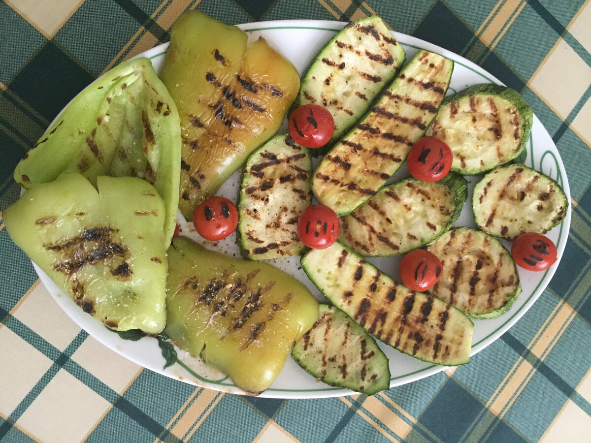 Овощи: перец, цукини, помидоры-черри, приготовленные на сковороде гриль. Фото автора
