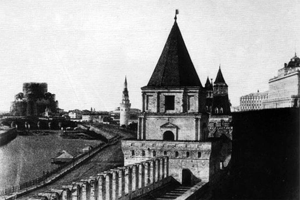 Вид со стороны Кремля на строительство Храма Христа Спасителя (слева церковь, справа башни Кремля), 1852 г.