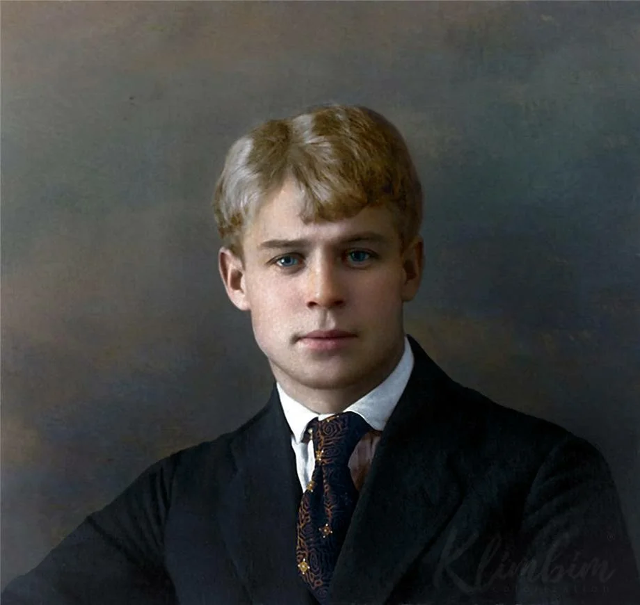 Сергей Александрович Есенин (1895–1925) – великий русский поэт, представитель новокрестьянского поэтического искусства и имажинизма в литературе. В разные периоды творчества в его стихотворениях находили отражение социал-демократические идеи, образы революции и Родины, деревни и природы, любви и поиска счастья. 
