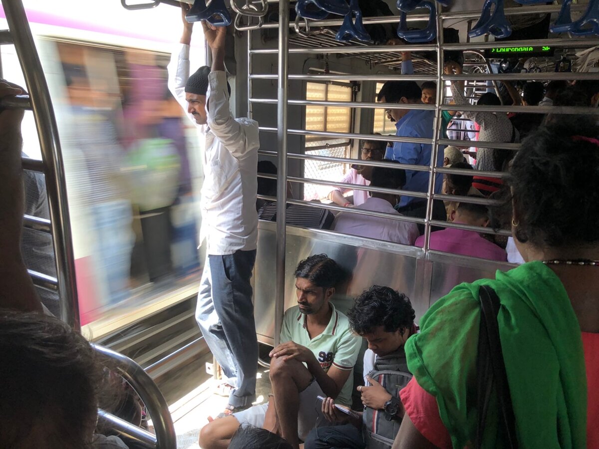 В вагонах городских электричек Мумбаи нет дверей - запрыгивать и спрыгивать можно прямо на ходу