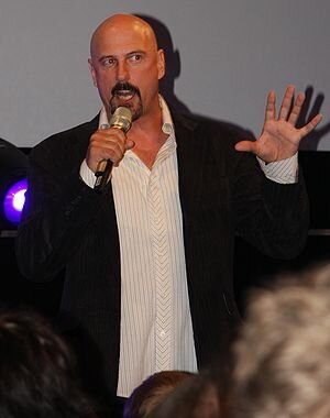 Джозеф Кукан на презентации Command & Conquer 4: Tiberian Twilight на выставке GamesCom 2009