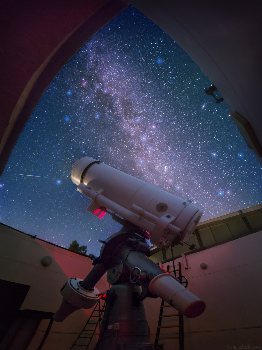 Крымская астрофизическая обсерватория. Телескоп АЗТ-8 проводит фотометрические исследования активных ядер галактик. Была  теплая южная ночь. Телескоп мирно жужжал, плавно поворачиваясь вслед за  далекой галактикой, по небу то и дело пролетали искорки метеоров, а из  соседней комнаты доносился негромкий разговор. Тихая ночь звёзд. Фото: Юлия Жуликова из команды DS Astro.