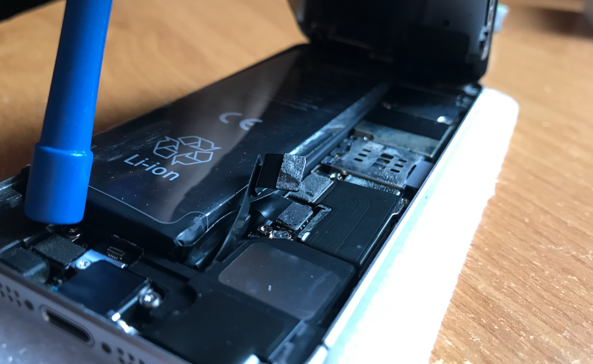 Замена аккумулятора iPhone SE 2020
