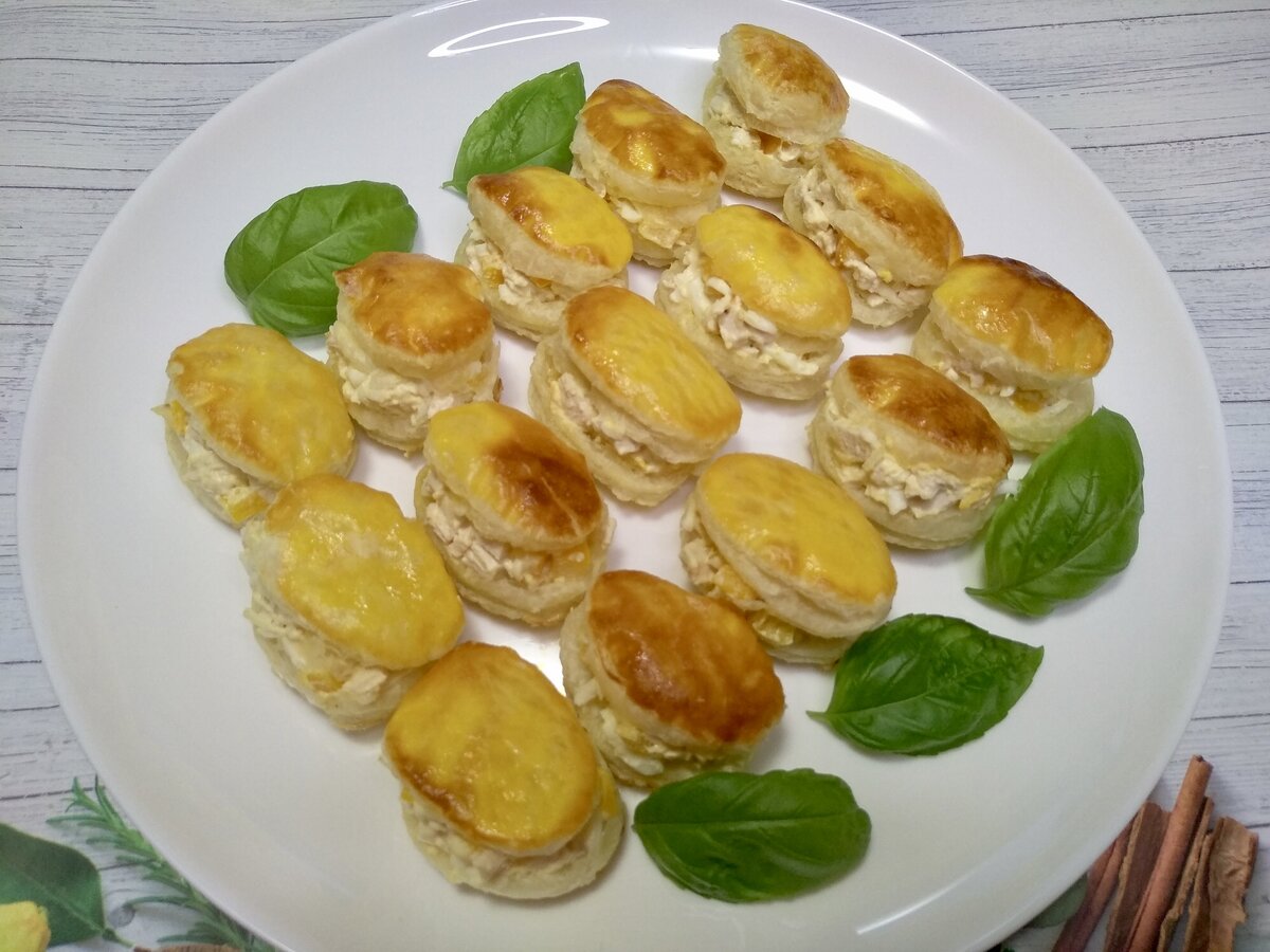 Всем доброго дня ! Сегодня приготовим сытную и очень вкусную закуску на праздничный стол! Закуска готовится очень просто и быстро, и на праздничном смотрится великолепно!
