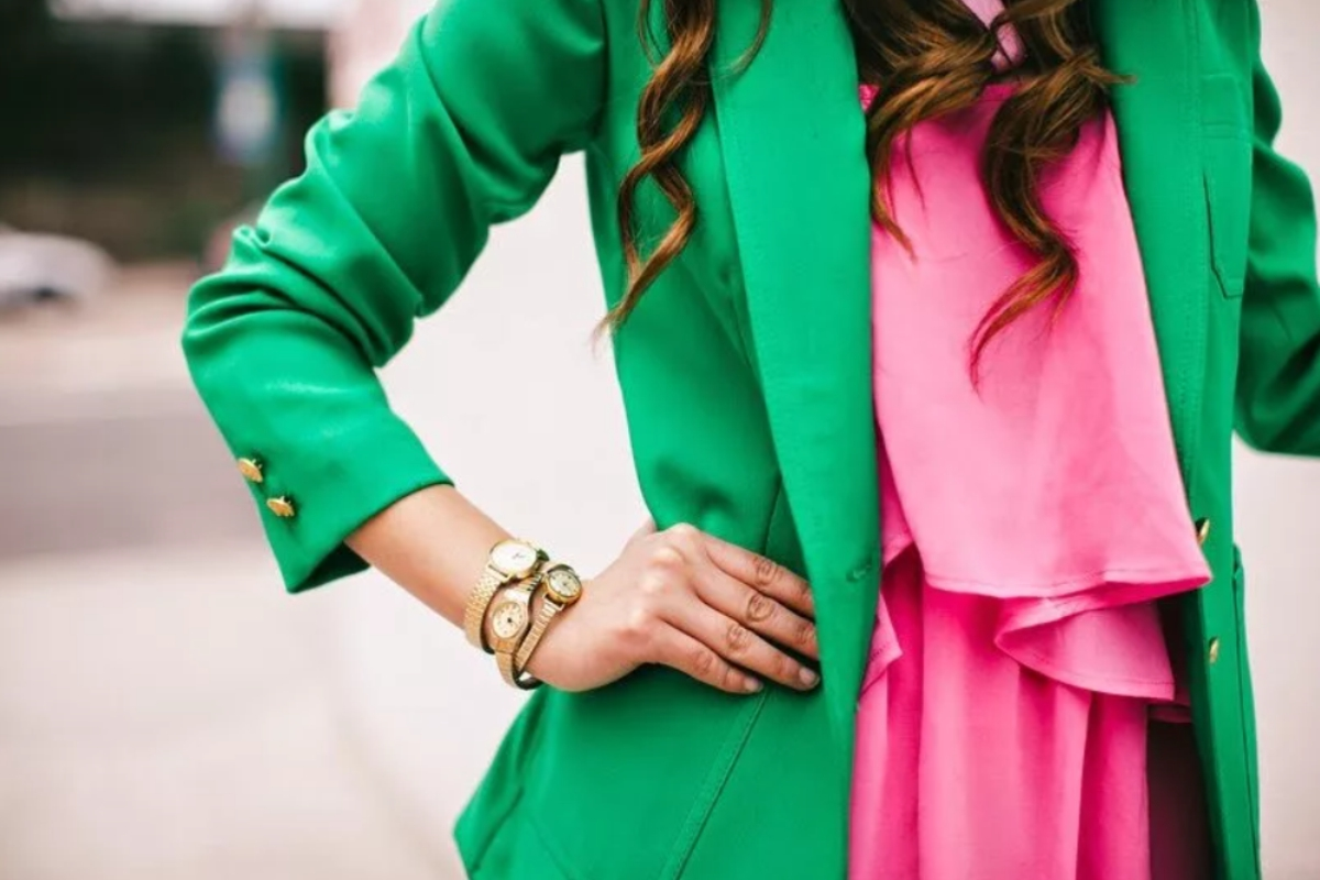 Яркие цвета в одежде. Сочетание розового и зеленого. Зеленый с розовым в одежде. Сочетание розового и зеленого в одежде.