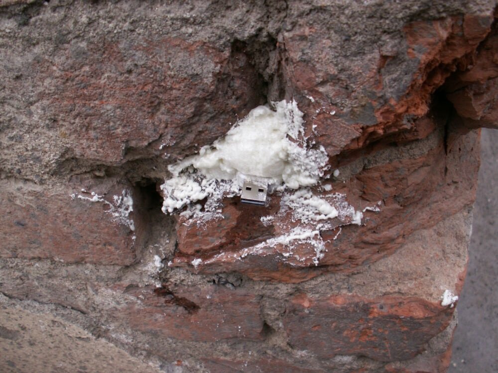 фleшка в стене