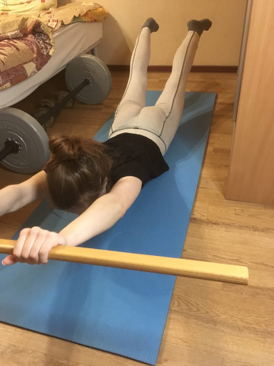 2 - Подняли ноги и руки, прогнулись в пояснице