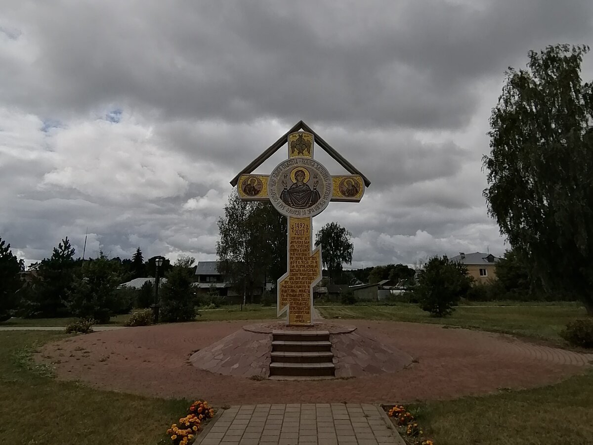 Поклонный крест перед Святыми вратами. Фото автора