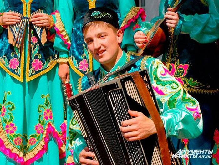 Татарлар. Сабантуй гармонь. Татарский парень с гармонью. Национальные меньшинства Татарстана. Традиции татар Мишар.