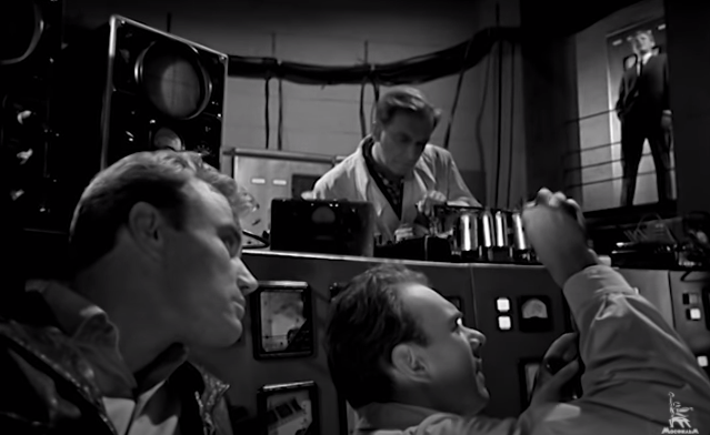 "Девять дней одного года": бесчувственный идеалист vs эмпатичный ...