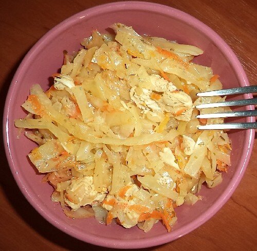  В четверть восьмого вечера ела тушеную капусту с курицей, и еще съела яблоко.