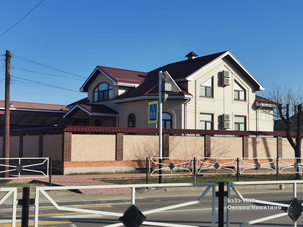 Бедная республика? Не похоже. Прошлась всего по 2 улицам и поснимала какие там дома, смотрите сами (много фото)13