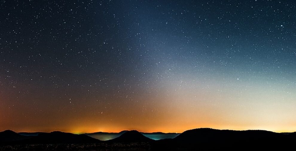 Слабый световой конус зодиакального света создается солнечным светом из-за горизонта, который рассеивается межпланетной пылью в сумерках. © davidhajnal/ iStock 