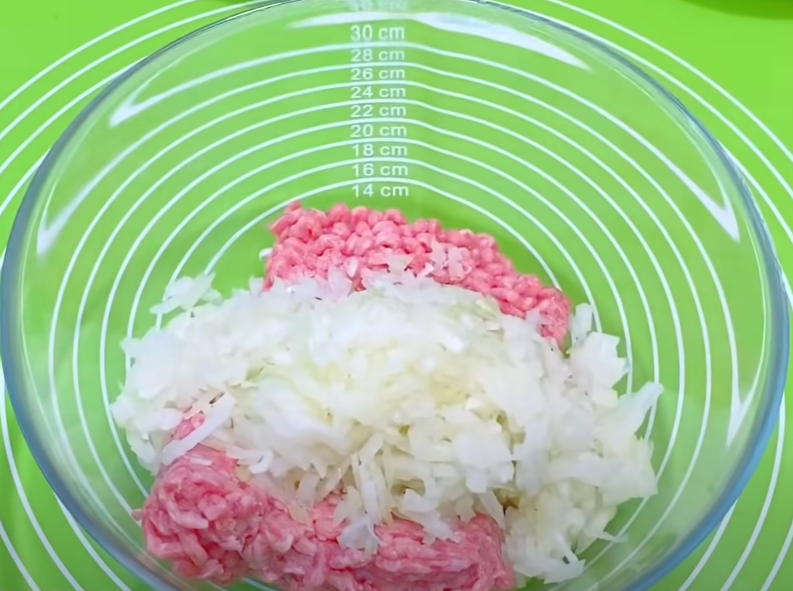 К фаршу добавляем нарезанный лук.