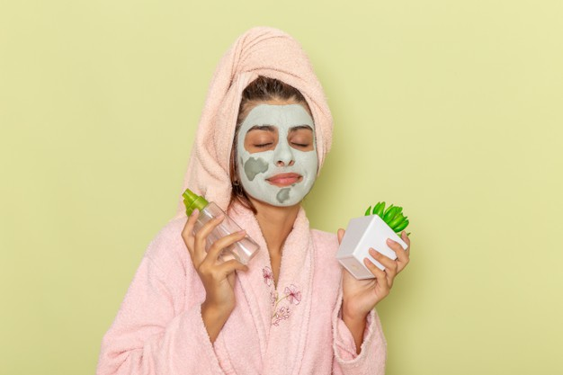 https://ru.freepik.com/free-photo/front-view-young-female-after-shower-in-pink-bathrobe-holding-make-up-removers-on-green-floor-cream-mask-shower-selfcare-beauty-bath_10443521.htm