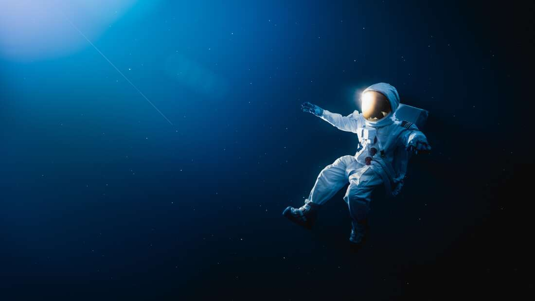 По состоянию на 2021 год американцы Джеймс Ловелл, Фред Хейз и Джон Свигерт - трое людей, которые путешествовали дальше всего от Земли во время миссии Аполлона-13.
