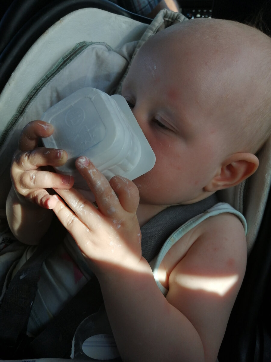 Отдала пачечку от творожка для игры и вазни, в вазне и время проходит спокойнее.  А ещё она постоянно снимала с краем кресла чехол, поэтому оно так выглядит, чехол подмялся. 