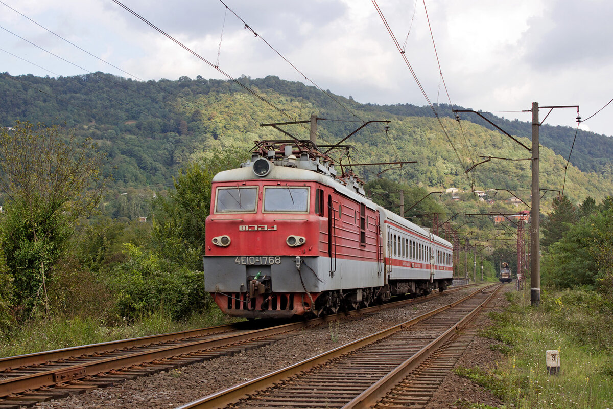 Электровозы ВЛ10 могут размножаться делением - был один двухсекционник, его расцепили, приварили кабины - два электровоза готовы.